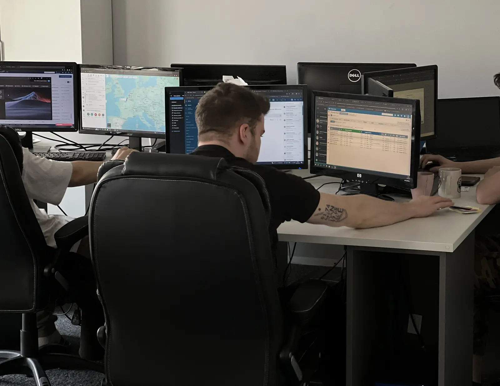 Špediteri CT Connecta na poslu u uredu u Łódźu