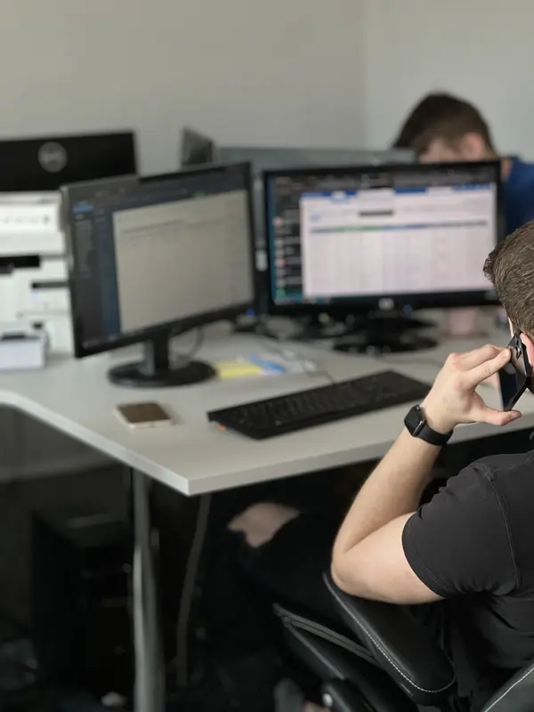 Špediter CT Connecta razgovara s klijentom telefonom