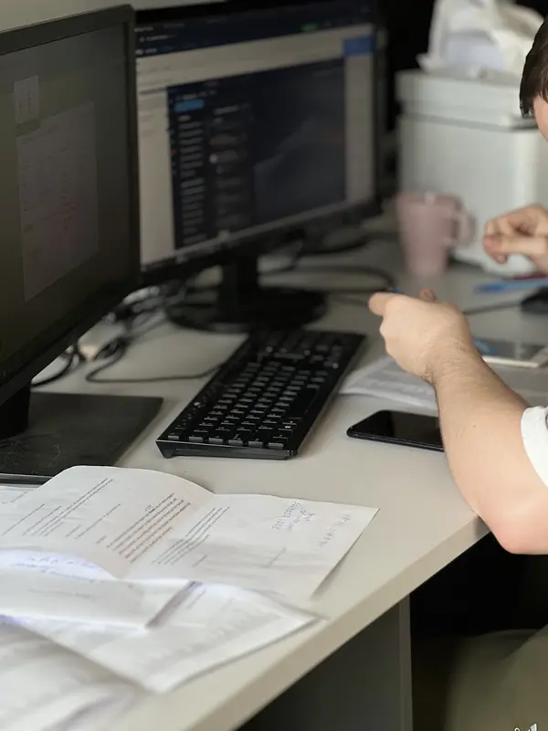 Špediter CT Connecta priprema dokumente narudžbe za stolom